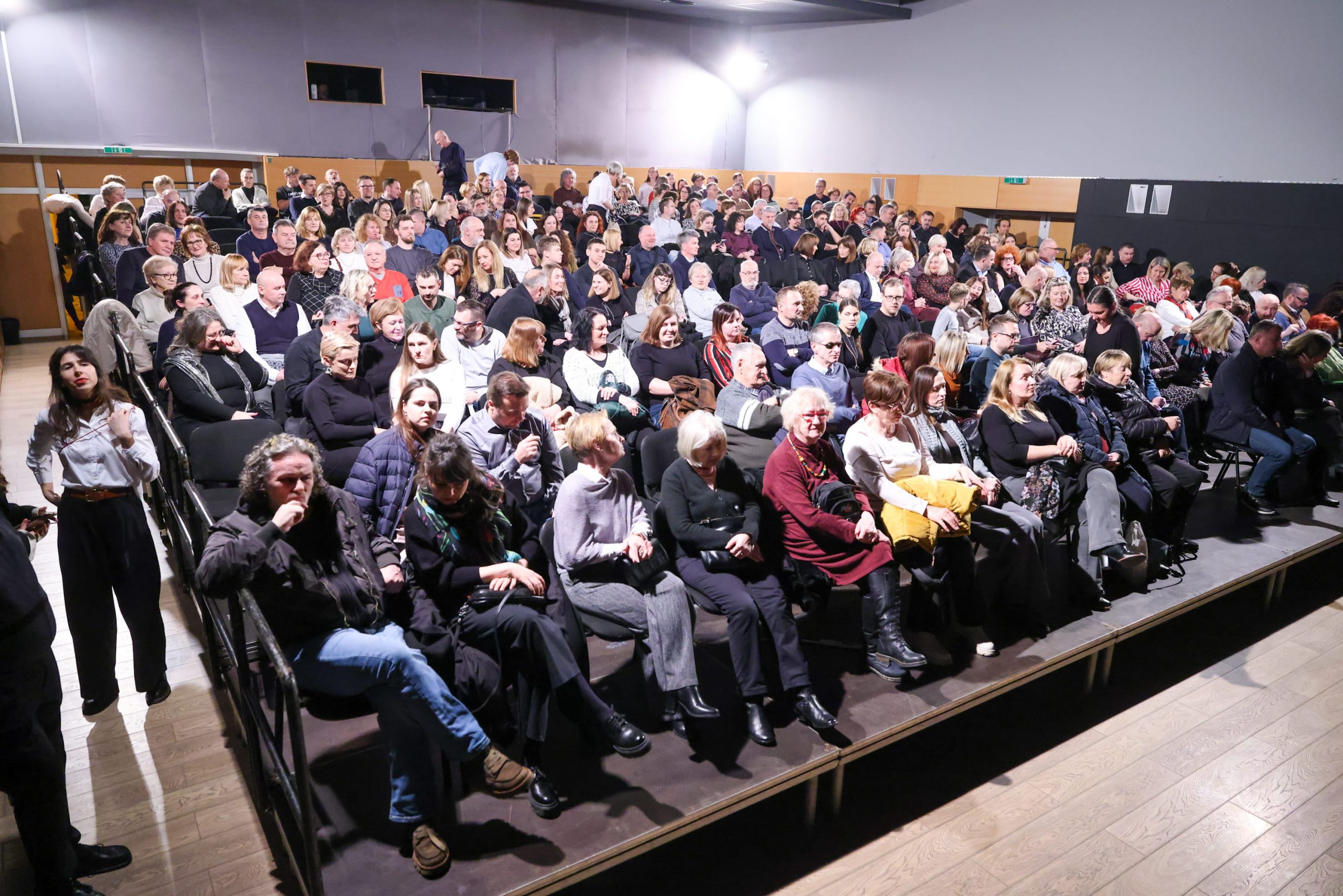 Puno gledaliste na premijeri Dzepovi puni kamenja